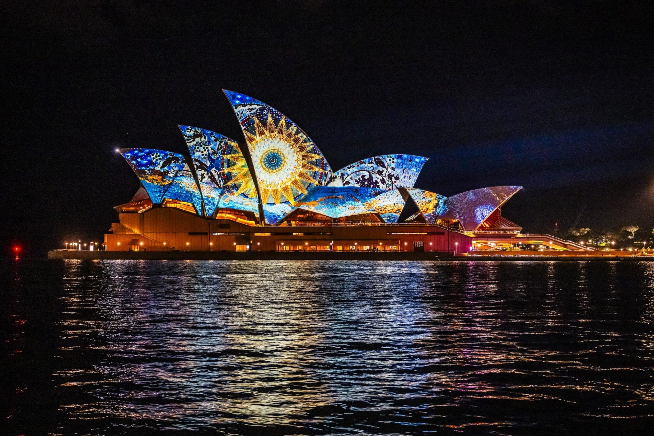 La ville brille de tous ses feux à l'occasion du lancement de Vivid Sydney 2026 vs26 soh operamundibyyannnguema creditdestinationnsw km 81844