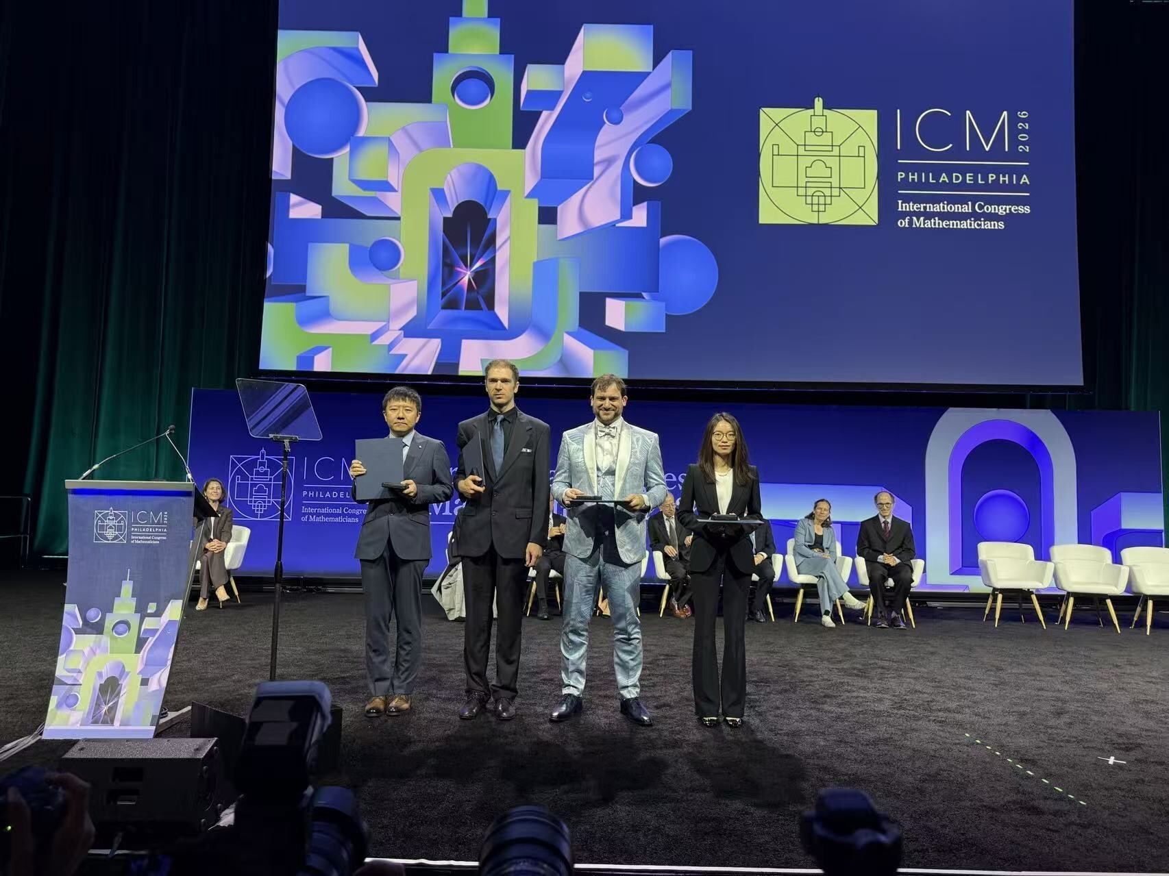 Dvaja absolventi Pekinskej univerzity získali Fieldsove medaily, 14 absolventov PKU prehovorilo na kongrese ICM 2026 image1